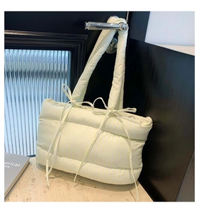 Vue détaillée d'un sac cabas matelassé à rayures vertes avec un nœud décoratif élégant