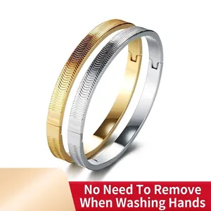 Poliertes Edelstahl-Herrenarmband mit Wellentextur in Gold und Silber mit Klappverschluss