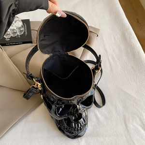 Sac à main 3D tête de mort en cuir verni noir avec fermeture dorée et bandoulière