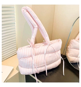 Sac cabas matelassé à rayures roses et blanches avec détail de nœud sur l'épaule