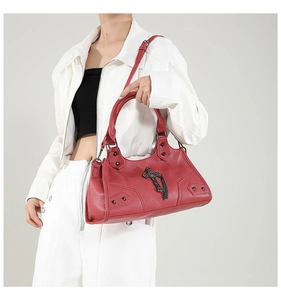 Detailansicht rote Handtasche mit gotischem Metallkreuz und Nieten im Retro-Look