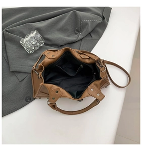 Draufsicht auf das Innere der braunen Punk-Tasche mit Innenfutter und Silbernieten