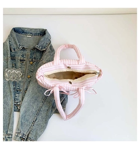 Détails de l'intérieur d'un sac cabas matelassé à rayures roses et fermeture magnétique