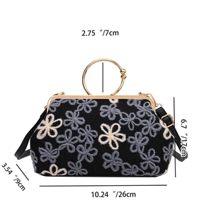 Dimensions détaillées d'un sac de soirée en forme de coquille avec broderie florale