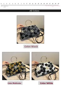 Détail de pochettes tricotées à fleurs avec poignées métalliques et règle de 20cm incluse