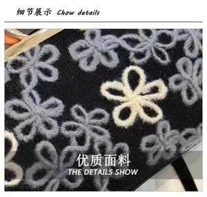 Détail du tissu tricoté avec broderie florale en relief 3D et cadre métallique doré élégant