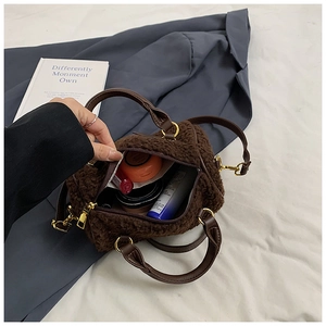 Innenansicht der braunen Teddy-Plüschtasche mit Platz für tägliche Kosmetikartikel