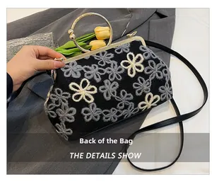 Détail du dos du sac brodé en forme de coquillage avec poignée ronde en métal doré