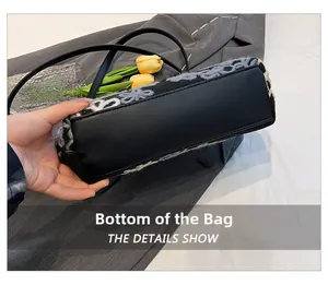 Vue détaillée de la base en similicuir noir de ce sac de soirée en maille tricotée