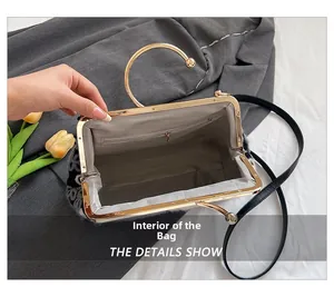 Vue détaillée de la doublure et de la poche zippée intérieure de la pochette de soirée coquille