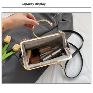 Détail montrant la capacité intérieure de ce sac à bandoulière avec poignée métal