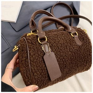 Detailaufnahme der dunkelbraunen Plüsch-Henkeltasche mit hochwertigen Ledergriffen
