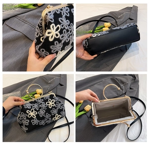 Vues détaillées d'un sac en tricot noir avec broderies florales blanches et poignées dorées