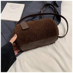 Dettaglio della borsa a cilindro in pile teddy marrone con inserti in pelle