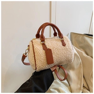 Detailaufnahme der flauschigen Teddy-Wolltasche mit braunen Kunstledergriffen und Details