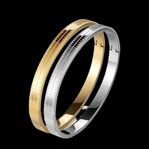 Gepolijste roestvrijstalen armbanden in goud en zilver met geometrische patronen