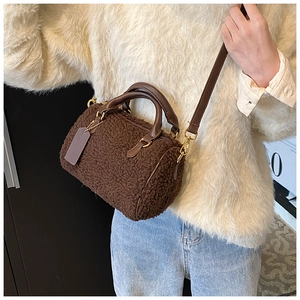Braune Fleece-Boston-Tasche als Umhängetasche, weiche Textur und Lederriemendetails