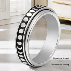 Vue détaillée de la bague rotative en acier inoxydable aux motifs de phase lunaire