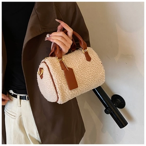 Detail der Boston Bag mit weichem Lammfell-Imitat und dunkelbraunen Ledergriffen