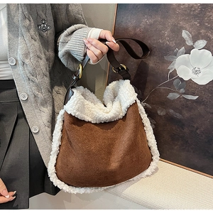 Détail du sac à bandoulière en daim avec garniture en fausse fourrure blanche et métal doré