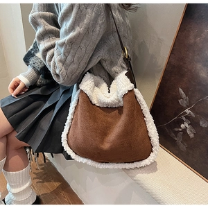 Détail de la bordure en peluche douce et du daim marron sur le sac à bandoulière femme
