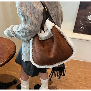 Détail du sac hobo en suédine marron avec garniture en fausse fourrure blanche