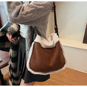 Sac hobo en daim marron avec bordure en peluche blanche et bandoulière en cuir fin