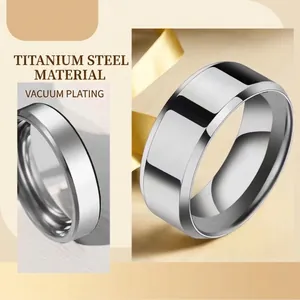 Bague en acier titane argenté poli avec bords biseautés et placage sous vide moderne
