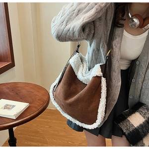 Gros plan d'un sac cabas en daim marron avec bordure en peau de mouton synthétique