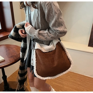 Texture détaillée du sac à bandoulière en daim marron avec bordure en fausse fourrure blanche