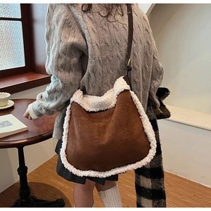 Détail d'un sac en daim vintage avec bordure en laine d'agneau blanche et bandoulière cuir