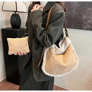 Détail du sac cabas en daim camel avec bordure en laine de mouton et pochette assortie