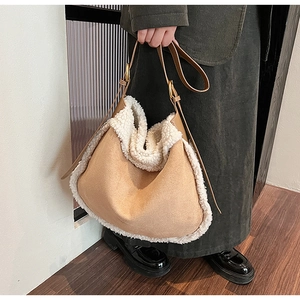 Détail du sac hobo en daim camel avec bordure en similicuir mouton et bandoulière
