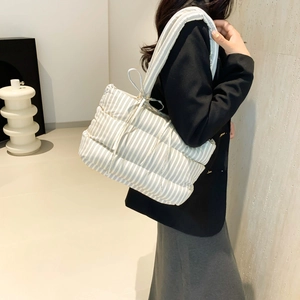 Grand sac cabas matelassé à rayures blanc cassé avec nœud décoratif pour le quotidien
