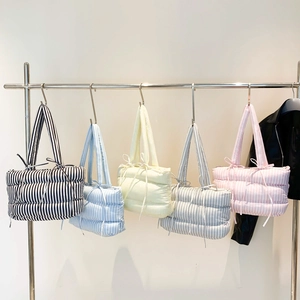 Sacs cabas rembourrés à rayures avec nœuds en cinq couleurs pour look d'hiver