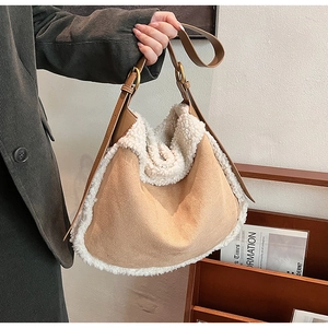 Détail du sac bandoulière en daim camel avec bordure en peau de mouton blanche et lanière