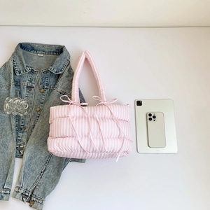 Sac fourre-tout matelassé à rayures roses et blanches avec poignée à nœud élégante