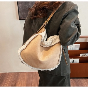 Détail du sac cabas en daim kaki avec bordure en peau de mouton et bandoulière en cuir brun