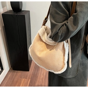 Détail du sac cabas en daim avec bordure en peau lainée et bandoulière en cuir brun