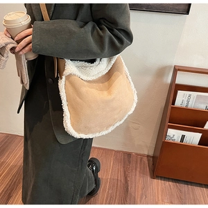 Sac à bandoulière en daim marron avec bordure en fausse fourrure blanche élégant