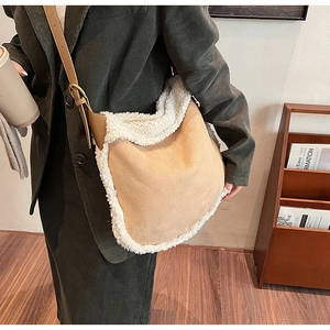 Vue détaillée du sac bandoulière en daim kaki et fausse fourrure porté par un mannequin