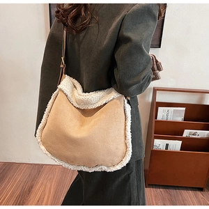 Détail d'un sac bandoulière en suédine avec bordure polaire sur une veste en velours