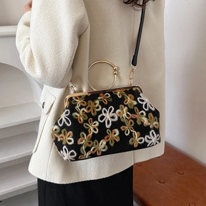 Sac de soirée noir élégant avec broderie florale et poignée en métal doré pour femme