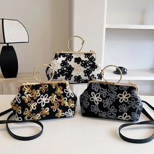 Trois sacs à main vintage en tricot avec broderies fleurs 3D et poignées anneau doré