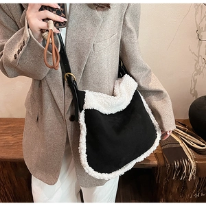 Détail du sac à bandoulière en laine d'agneau noir et blanc avec sangle réglable