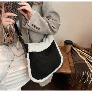 Détail du sac à bandoulière en peluche noir et blanc avec fourrure et boucle dorée