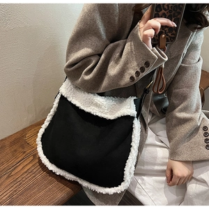 Détail du sac à bandoulière en daim noir avec bordure en peau de mouton synthétique