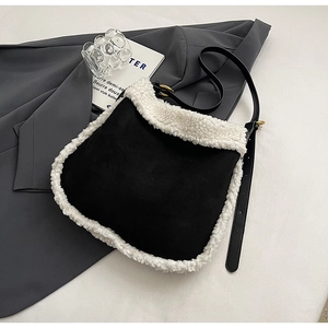Détails de la bordure en fausse fourrure et du daim noir sur le sac à bandoulière