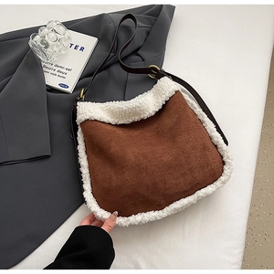 Détail du sac à bandoulière en suédine marron avec bordure en peluche et sangle