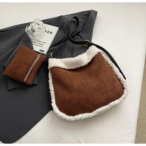 Détail du sac d'hiver en daim marron avec bordure en fausse fourrure blanche douce